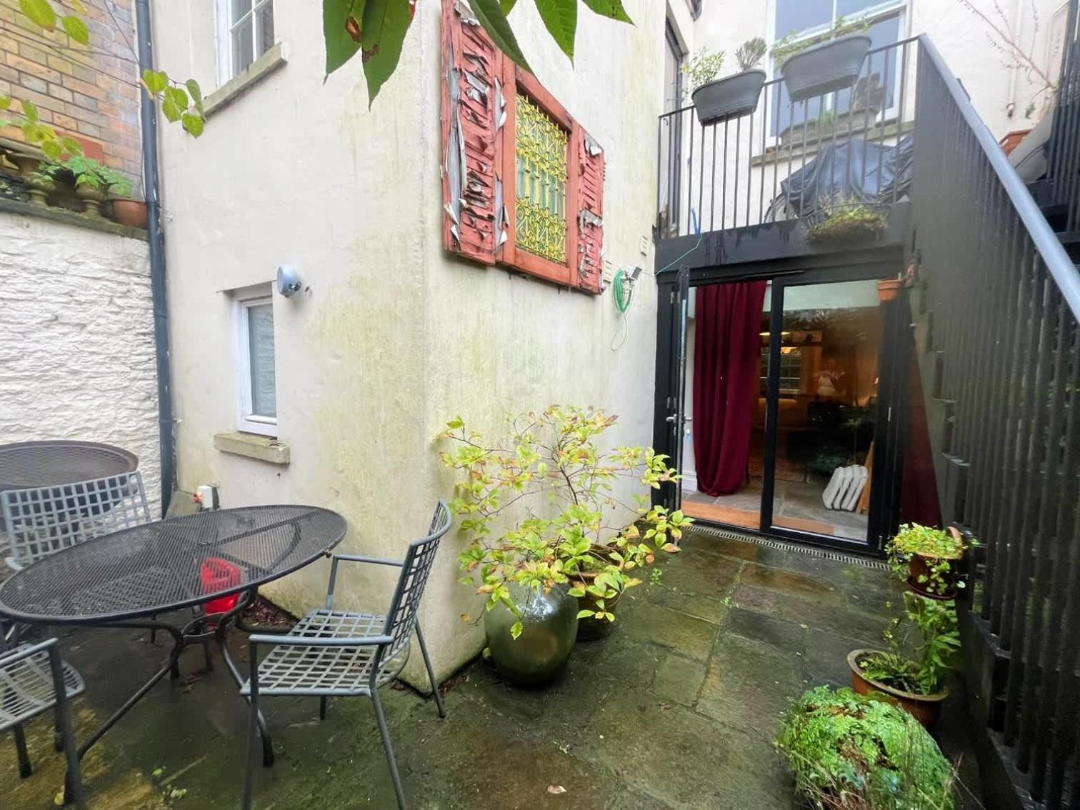 One Bedroom Basement Flat In Canynge Square Apartament *
